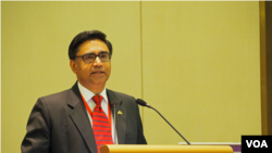 លោក​ Vikram Misri ឯក​អគ្គរដ្ឋទូត​ឥណ្ឌា​ក្នុង​​ប្រទេស​មីយ៉ាន់ម៉ា​ថ្លែង​នៅ​ក្នុង​កិច្ចប្រជុំ​ក្រុម​អ្នក​ជំនួញ​ឥណ្ឌា-មីយ៉ាន់ម៉ា។