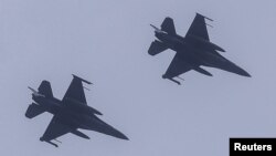 台灣空軍的F-16戰機飛過花蓮上空。（2023年4月9日）