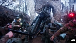 Украинските војници на 148-та артилериска бригада пукаат со хаубица М777 кон руските позиции на фронт во насока на регионот Доњецк, Украина, 26 јануари 2025 година