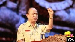 រូបឯកសារ៖ លោក​ ឱម យិនទៀង​ ប្រធាន​អង្គភាព​ប្រឆាំង​អំពើ​ពុក​រលួយ​ នៅក្នុង ទិវា​អន្តរជាតិ​ប្រឆាំង​អំពើ​ពុក​រលួយ នៅ​ឯ​រោង​​មហោស្រព​កោះពេជ្រ ​រាជធានី​ភ្នំពេញ​ នៅ​ថ្ងៃ​ពុធ​ ទី​៩​ ខែធ្នូ​ ឆ្នាំ​២០១៥​​។ (ហ៊ាន សុជាតា​/ VOA Khmer) 