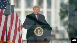 ARCHIVO - El entonces presidente de Estados Unidos Donald Trump habla durante una manifestación de protesta por la certificación del colegio electoral de Joe Biden como mandatario electo en Washington, el 6 de enero de 2021.