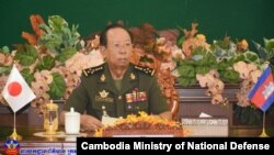 រូបឯកសារ៖ លោក ទៀ បាញ់ រដ្ឋមន្រ្តី​ការពារ​ជាតិ​កម្ពុជា បាន​ជជែក​តាម​ប្រព័ន្ធ​វីដេអូ​ទូរ​គមនាគមន៍​ជាមួយ​សម​ភាគី​​ជប៉ុន លោក​រដ្ឋមន្ត្រី​ការពារ​ជាតិ​ជប៉ុន​ Nubuo Kishi អំពី​បញ្ហា​សន្ដិសុខ​ក្នុង​តំបន់ កាលពី​ថ្ងៃទី​២៥ ខែមិថុនា ឆ្នាំ២០២១។ (ពី​គេហទំព័រ​ក្រសួង​ការពារ​ជាតិ)