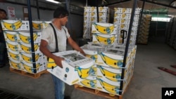 FILE — A worker stacks boxes of bananas for export in Ciudad Hidalgo, Chiapas state, Mexico, May 31, 2019. Data released by the U.S. Commerce Department this week show that goods imported from Mexico accounted for 15% of U.S. imports in the first 11 months of 2023.