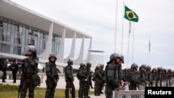 Miembros de las Fuerzas Armadas brasileñas hacen guardia frente a la sede del gobierno, el Palacio de Planalto, en Brasilia, el 11 de enero de 2023.