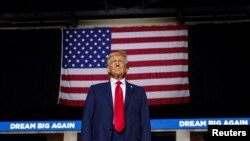 ARCHIVO - El presidente electo Donald Trump asiste a un evento de campaña en Allentown, Pensilvania, EEUU, el 29 de octubre de 2020.