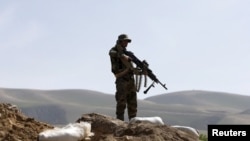 Un soldado del Ejército Nacional Afgano vigila durante una patrulla en el distrito de Dand Ghori de la provincia de Baghlan, Afganistán, el 15 de marzo de 2016. 