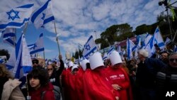 Israelíes protestan contra los planes del gobierno de Benjamin Netanyahu de reformar el sistema judicial ante la Knesset, el parlamento israelí, en Jerusalén, el lunes 13 de febrero de 2023.