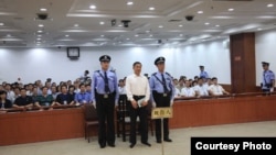 济南中级法院对薄熙来进行宣判（照片来自济南中级法院微博）