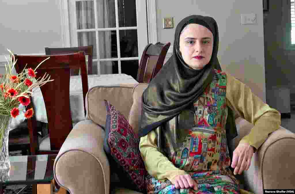 کلثوم عبداللہ ایک ویٹ لفٹر ہیں جنہوں نے پہلے ویٹ لفٹنگ کی امریکی تنظیم 'یو ایس اے ویٹ لفٹنگ' اور پھر اس کھیل کی منتظم عالمی تنظیم 'انٹرنیشنل ویٹ لفٹنگ فیڈریشن' کو مجبور کیا کہ وہ کھلاڑیوں کے لیے لازم لباس کی شرائط نرم کریں تاکہ حجاب پہننے والی مسلم خواتین بھی ویٹ لفٹنگ کے مقابلوں میں شریک ہوسکیں۔