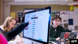 Учні відвідують шкільний урок із медіаграмотності в Гельсінкі, 19 листопада 2024 р. (Фото Джонатана НАКСТРАНДА / AFP)