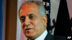 زلمی خلیلزاد، افغان تبار، در گذشته سفیر امریکا در افغانستان، عراق و ملل متحد بود