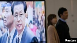 Chan Sok Txek kommunistik davlat rahnamosi Kim Chen Unning safdoshi edi, ammasining eri bo’lgan.