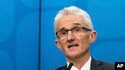 លោកMark Lowcockប្រធានការិយាល័យ​សម្រាប់​សម្រប​សម្រួល​កិច្ចការ​មនុស្ស​ធម៌​របស់​អង្គការ​សហប្រជា​ជាតិ​ ថ្លែង​ទៅ​កាន់​សារព័ត៌មាន នៅ​ក្នុង​ក្រុង​ប្រ៊ុចសែល កាលពី​ថ្ងៃទី២៥ ខែមេសា ឆ្នាំ២០១៨។