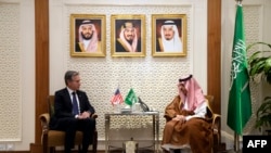 از راست به چپ، شهزاده فیصل بن فرهان، وزیر خارجهٔ عربستان سعودی، و انتونی بلینکن، وزیر خارجهٔ ایالات متحده