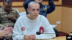 ထိုင်းအာဏာပိုင်တွေက ထုတ်ပြန်တဲ့ ဓာတ်ပုံထဲမှာ လူကုန်ကူးခံရတယ်လို့ ဆိုတဲ့ တရုတ် ရုပ်ရှင်သရုပ်ဆောင် ဝမ်ရှင်း (Wang Xing) ကို ထိုင်း-မြန်မာနယ်စပ် မဲဆောက်၊ တာ့ခ် ခရိုင်မှာ ထိုင်းရဲအရာရှိတွေနဲ့ အတူ ဇန်န၀ါရီလ ၇ ရက်၊ ၂၀၂၅ ခုနှစ် က တွေ့မြင်ရစဥ်။ ဓာတ်ပုံ - ထိုင်းတော်ဝင်ရဲတပ်ဖွဲ့ / AP