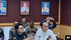 Mwigizaji wa China Wang Xing, kulia, akizungumza na maafisa wa polisi wa Thailand katika wilaya ya Mae Sot, katika mpaka wa Thai-Myanmar, mkoa wa Tak Januari 7, 2025. (AP)