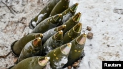 Артилерійські снаряди калібру 155 мм на позиції українських військовослужбовців біля лінії фронту у Запорізькій області, 14 січня 2024 р. REUTERS/Stringer

