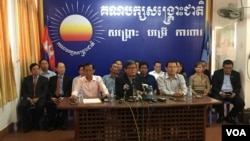 រូប​ឯកសារ៖ ក្រុម​តំណាង​រាស្រ្ត​គណបក្ស​សង្គ្រោះជាតិ​ធ្វើ​សន្និសីទ​ពន្យល់ពី​មូលហេតុ​ដែល​មិនចូល​រួម​ប្រជុំ​រដ្ឋសភា នៅទីស្នាក់ការកណ្តាល​គណបក្ស​សង្គ្រោះជាតិ នា​ថ្ងៃទី៣១ ខែ​មករា ឆ្នាំ​២០១៧។​