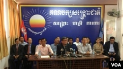 រូបឯកសារ៖ ក្រុម​តំណាង​រាស្រ្ត​គណបក្ស​សង្គ្រោះជាតិ​ធ្វើ​សន្និសីទ​ពន្យល់ពី​មូលហេតុ​ដែល​មិនចូល​រួម​ប្រជុំ​រដ្ឋសភា នៅទីស្នាក់ការកណ្តាល​គណបក្ស​សង្គ្រោះជាតិ នា​ថ្ងៃទី៣១ ខែ​មករា ឆ្នាំ​២០១៧។​ (កាន់ វិច្ឆិកា/VOA) 