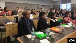 Cambodian-Americans and Cambodian-Canadians gathered to talk about Cambodia's politics at the 26th Paris Peace Accord conference in Seattle, Washington, Saturday, October 14, 2017. (Sok Khemara/VOA Khmer) 