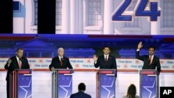 Bivši guverner Nju Džersija Kris Kristi, bivši potpredsednik Majk Pens, guverner Floride Ron Desantis i biznismen Vivek Ramasvami tokom republikanske predsedničke stranačke debate u organizaciji Foks Njuza, 23. avgusta 2023. u Milvokiju. (Foto: AP/Morry Gash)