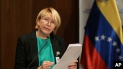 La fiscal general de Venezuela, Luisa Ortega dijo que el Ministerio Público es una de las pocas instituciones que mantienen independencia y que no se intimidirá ni se entregará sin luchar las libertades y derechos de los venezolanos. 