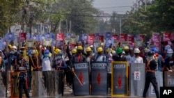 缅甸仰光的示威者手持土制盾牌抗议（2021年3月9日）