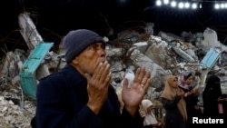 အစ္စရေးနဲ့ ဟားမတ်စ်ကြား အပစ်ရပ် ပထမ အဆင့် အဖြစ် တိုက်ပွဲရပ်နားထားချိန်မှာ ဂါဇာ တောင်ပိုင်း Rafah မြို့မှာ မွတ်ဆလင်တွေရဲ့ ဥပုသ်လ ညပိုင်း စုပေါင်း ဝတ်ပြု ဆုတောင်းပွဲကို အဆောက်အအုံ အပျက်အစီးတွေ အနီး ပြုလုပ်နေတဲ့ မြင်ကွင်း။ မတ်လ ၁ ရက်၊ ၂၀၂၅ ခုနှစ်။ ဓာတ်ပုံ - REUTERS/Hatem Khaled