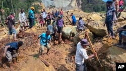 በፓፕዋ ኒው ጊኒ አንድ መንደር ውስጥ፣ ከሁለት ሺሕ በላይ ሰዎች ከነሕይወታቸው በተራራ ናዳ እንደተቀበሩ፣ አገሪቱ ለተባበሩት መንግሥታት ቢሮ አስታውቃለች፡፡