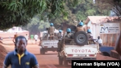 Une patrouille de la Minusca dans une rue à Bria, en Centrafrique, le 21 février 2017. (VOA/Freeman Sipila)