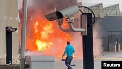 Un vehículo arde después de estallar en el puente Rainbow de las Cataratas del Nágara el 22 de noviembre de 2023.