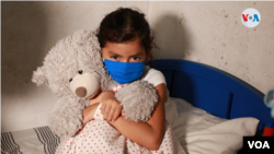 Los niños a menudo se sienten frustrados por los confinamientos por el coronavirus, y extrañan sus actividades con otros niños y a sus maestros y familiares. 