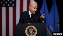 ប្រធានាធិបតី​អាមេរិក​លោក Joe Biden ធ្វើកាយវិការ​នៅ​ពេល​លោក​ថ្លែង​សុន្ទរកថា​ក្នុង​ឱកាស​គម្រប់​ខួប១០០ ឆ្នាំ​នៃ​ការសម្លាប់​រង្គាល​នៅ​ទីក្រុង Tulsa នៅ​មជ្ឈមណ្ឌល​វប្បធម៌ Greenwood នៅ​ទីក្រុង Tulsa រដ្ឋ Oklahoma នៅថ្ងៃទី១ ខែមិថុនា ឆ្នាំ២០២១។