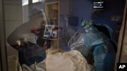 Odeljenje za pacijente obolele od Kovda 19 u bolnici u okrugu Orindž, u Kaliforniji (Foto: AP/Jae C. Hong)