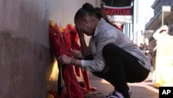 Samanta Petri postavlja cvijeće na uglu ulica Kanal i Burbon u Nju Orleansu (Foto: AP/George Walker IV)