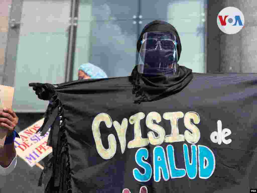 "Ya basta de seguir soportando que un estado fallido no le garantice lo que es un deber indelegable, calidad de vida de los venezolanos", indicó Ana Rosario Contreras, presidenta del Colegio de Enfermería del Distrito Capital. Foto: Álvaro Algarra, VOA.