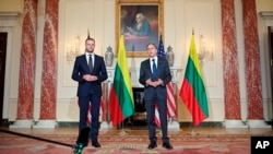 美国国务卿布林肯（图右）与立陶宛外交部长兰斯伯吉斯2021年9月15日在国务院进行会面。