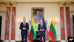 美國國務卿布林肯（右）2021年9月15日在國務院會晤立陶宛外長蘭茨貝爾吉斯。