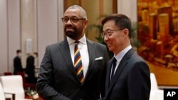 英国外交大臣詹姆斯·克莱弗利（James Cleverly）2023年8月30日在北京与中国国家副主席韩正会面。（美联社）