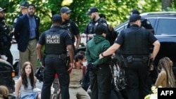 Polisi menahan sejumlah demonstran pro-Palestina dalam aksi protes di Emory University pada 25 April 2024. (Foto: AFP/Elijah Nouvelage)