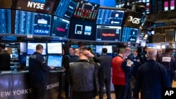Wafanyabiashara wakiwa katika Soko la Hisa New York Jumatatu, Machi 16, 2020. (AP Photo/Craig Ruttle)