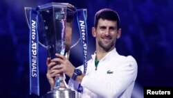 Novak Đoković sa trofejem šampiona Nito ATP finala u Torinu (Foto: Reuters/Guglielmo Mangiapane)