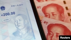 中國數字貨幣在手機上的官方應用程序與人民幣百元鈔。（2020年10月16日）
