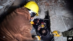 Izvlačenje preživelih u Elbistanu, na jugu Turske