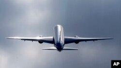 Un Boeing 787 lors du Show International de Farnborough en Angleterre, le 15 juillet, 2014. (AP Photo / Sang Tan)
