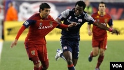 Morales (izq.) junto al Real Salt Lake podrían enfrentarse ante hondureños o costarricenses en la semifinal del torneo.