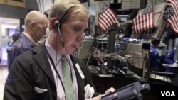 El corrredor de bolsa, Richard Cohen, en el medio de las operaciones en la bolsa de valores de Nueva York.