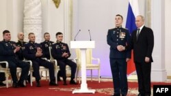 Ռուսաստանի նախագահ Վլադիմիր Պուտինը պարգևատրում է ռուս զինվորականներին Կրեմլում