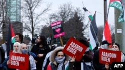 Акція на підтримку палестинців біля місця зустрічі Джо Байдена з профспілками автовиробників, 1 лютого 2024 року