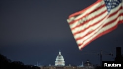 美國國會大廈前飄揚著美國國旗。 （2025年1月16日）